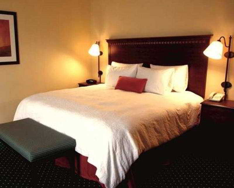 Hampton Inn & Suites Містик Номер фото